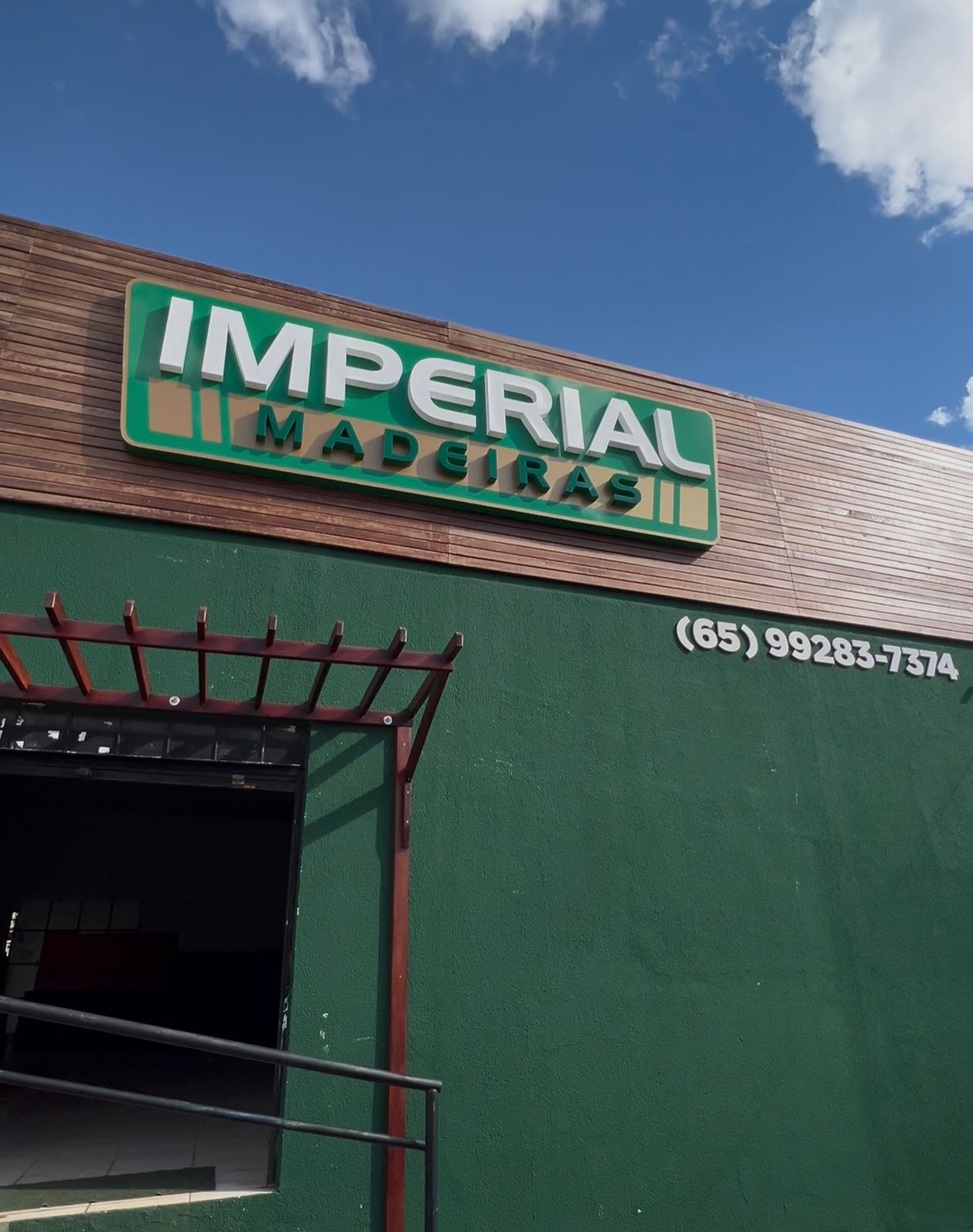 Casa moderna com madeira